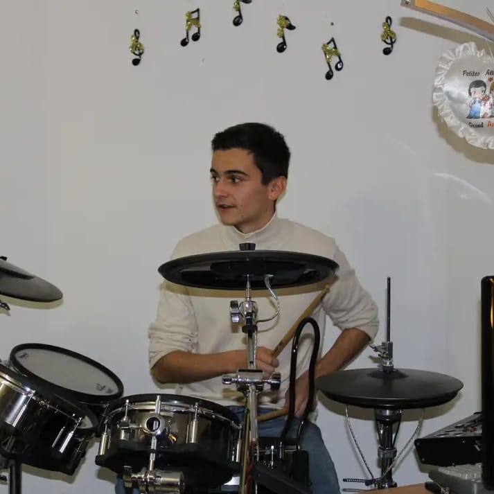 Théo Geffe à la batterie